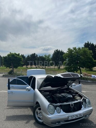 Mercedes E 220-11