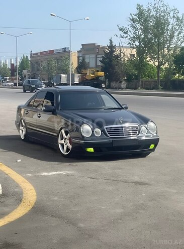 Mercedes E 240-1