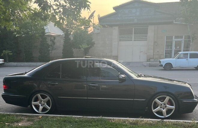 Mercedes E 240-4