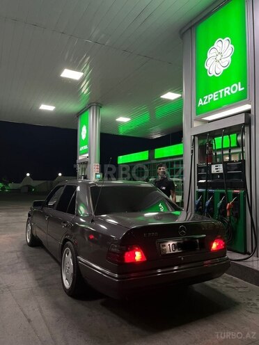 Mercedes 220 E-2
