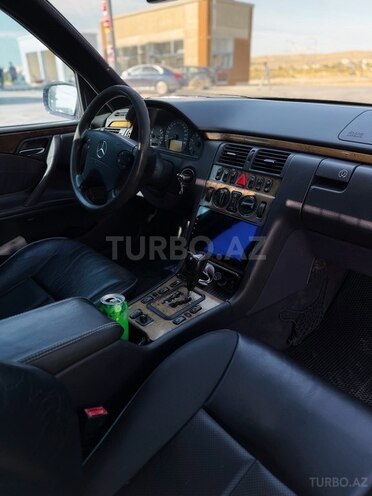 Mercedes E 270-8