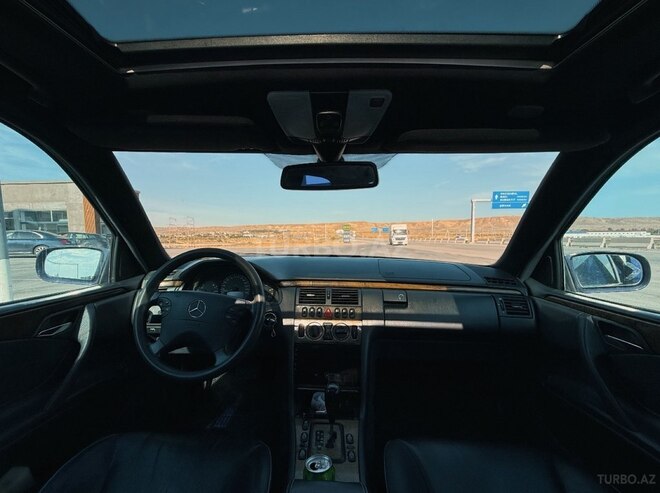 Mercedes E 270-9