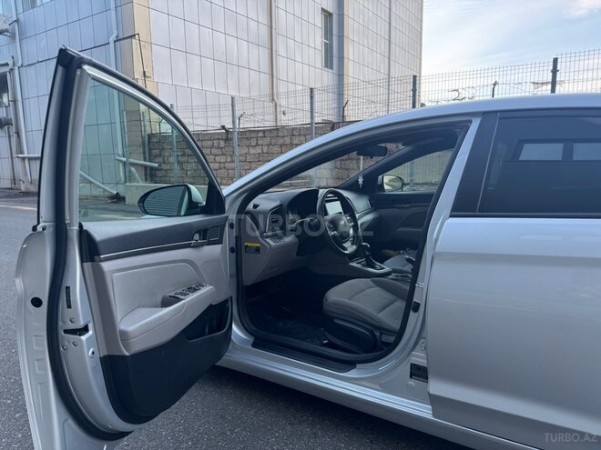 Hyundai Elantra-8