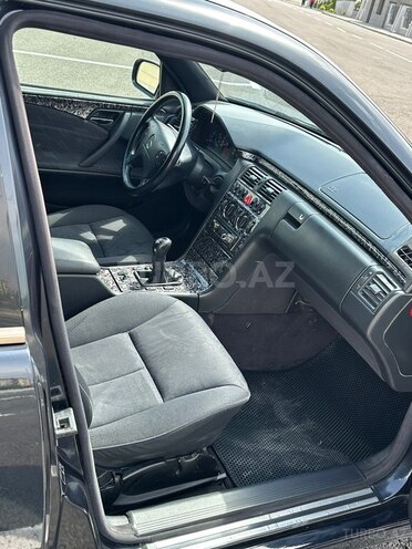 Mercedes E 220-12