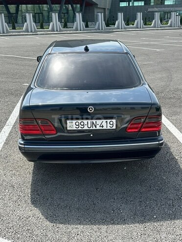 Mercedes E 220-11