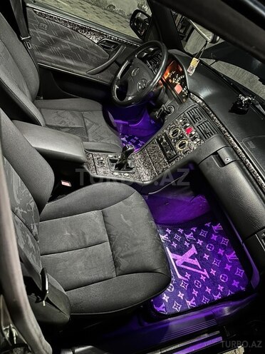 Mercedes E 220-21