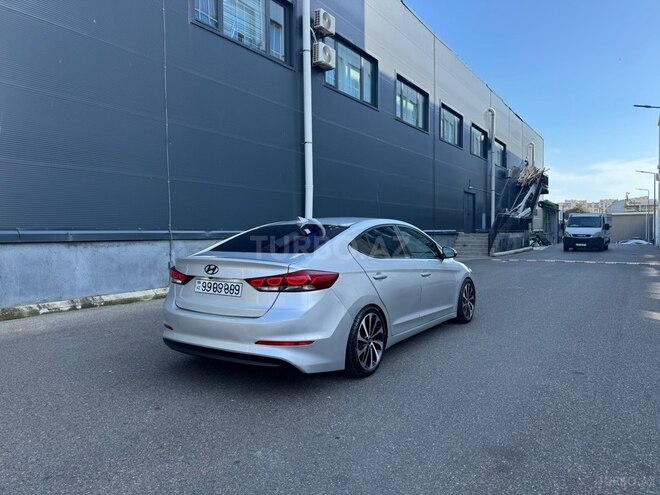 Hyundai Elantra-10