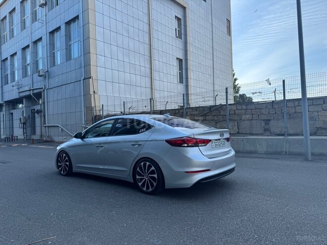 Hyundai Elantra-11