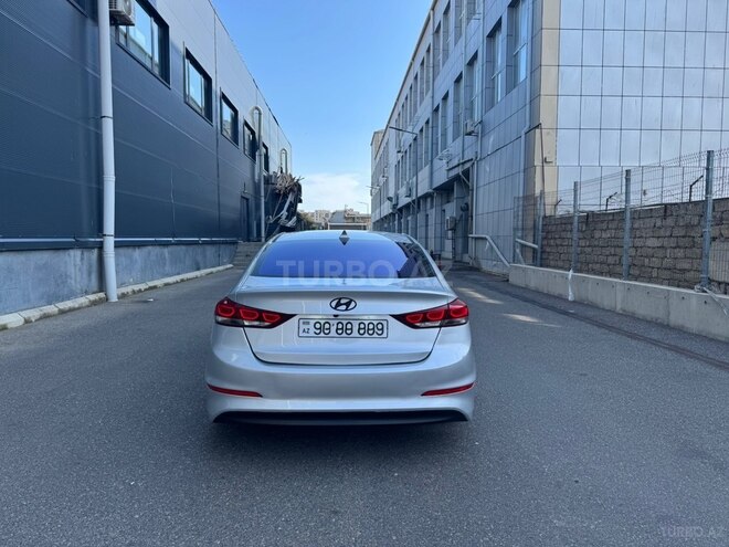 Hyundai Elantra-9