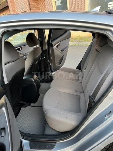 Hyundai Elantra-21