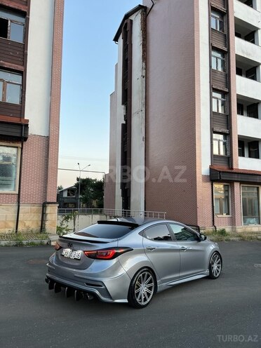 Hyundai Elantra-13