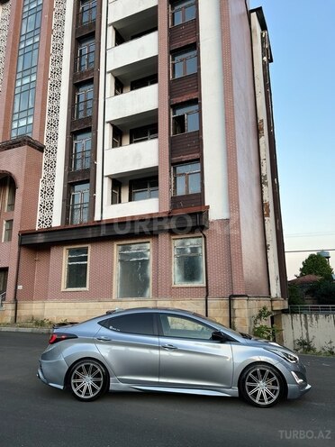 Hyundai Elantra-12
