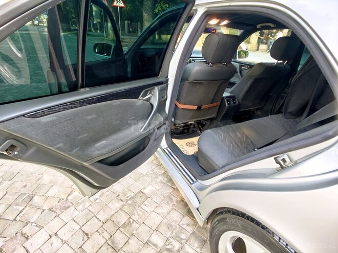 Mercedes E 220-13