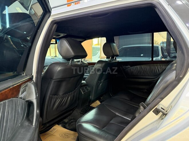 Mercedes E 240-8