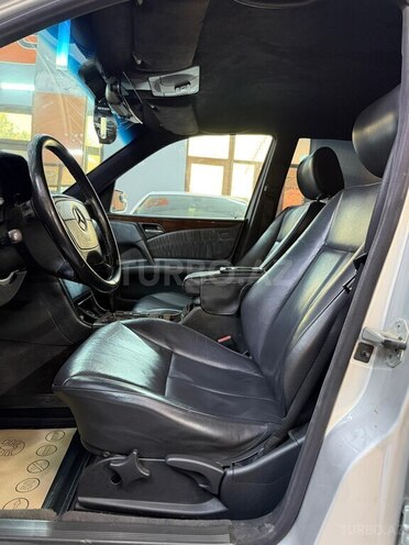 Mercedes E 240-10