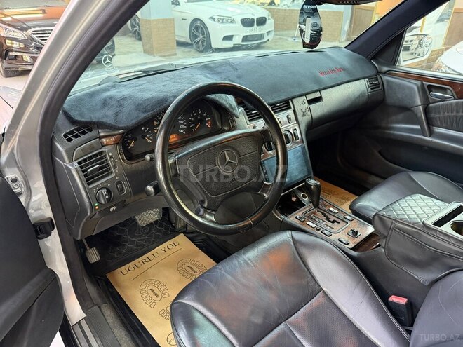 Mercedes E 240-16