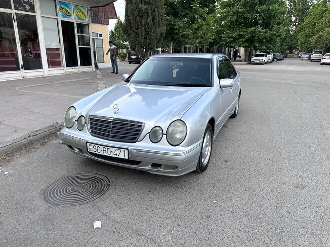 Mercedes E 270-1