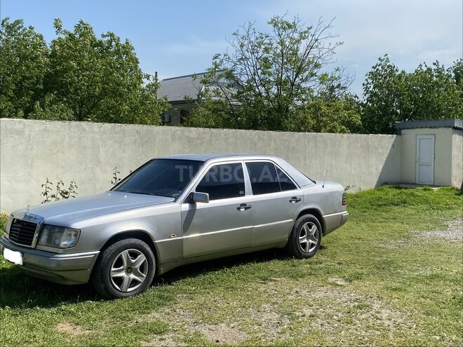 Mercedes 220 E-2