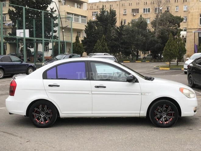 Hyundai Accent-4