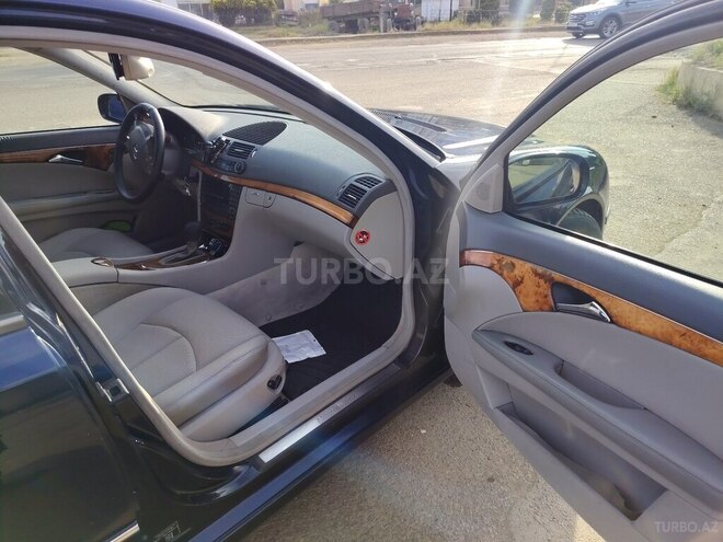 Mercedes E 220-11