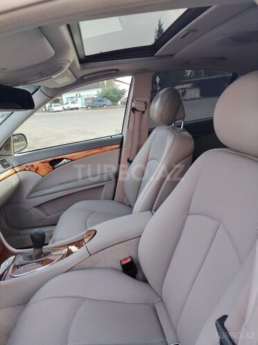 Mercedes E 220-21