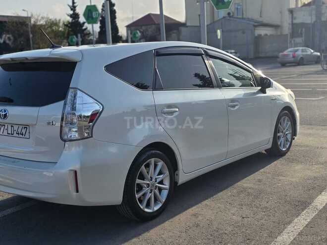 Toyota Prius V-12