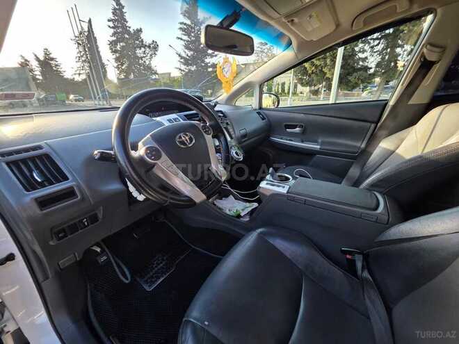 Toyota Prius V-2