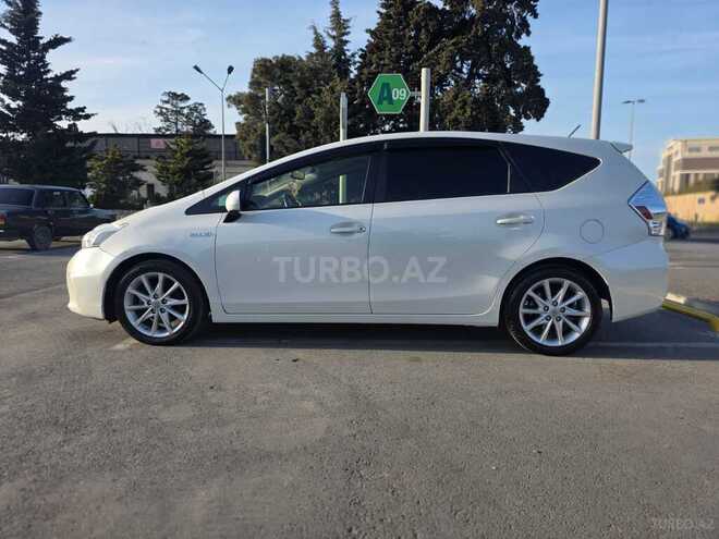 Toyota Prius V-9