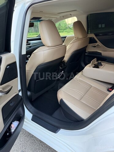 Lexus ES 300h-16