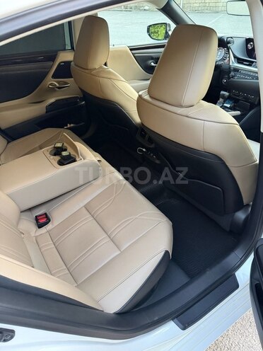 Lexus ES 300h-18