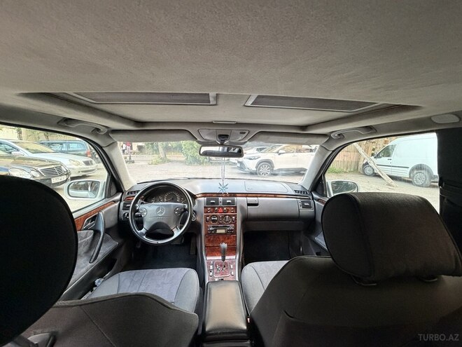 Mercedes E 270-16