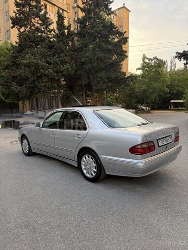 Mercedes E 270-8