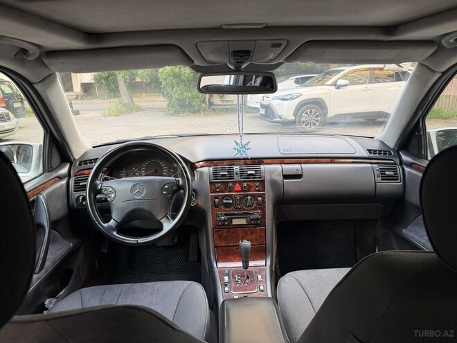 Mercedes E 270-13