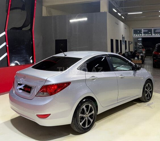 Hyundai Accent-7