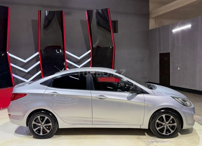 Hyundai Accent-5