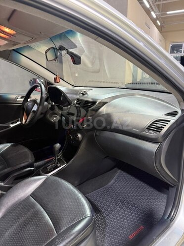 Hyundai Accent-13