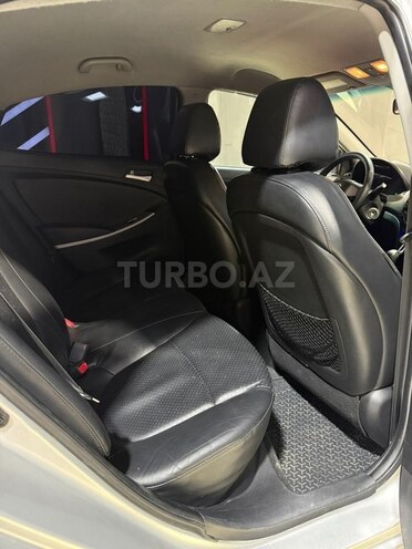Hyundai Accent-15