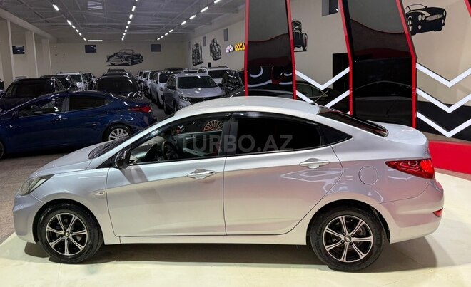 Hyundai Accent-6