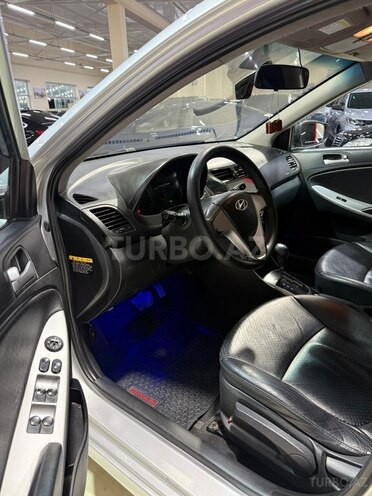 Hyundai Accent-12
