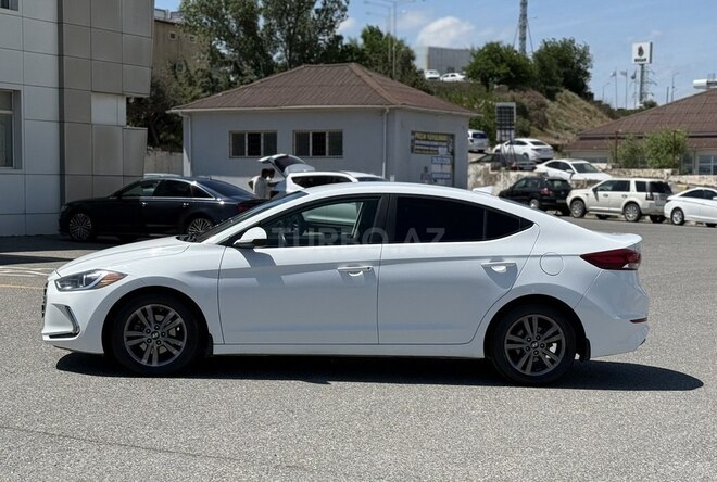 Hyundai Elantra-4