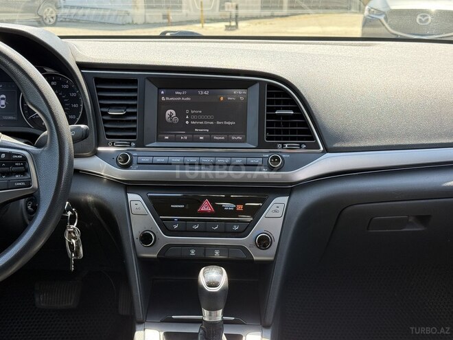Hyundai Elantra-12