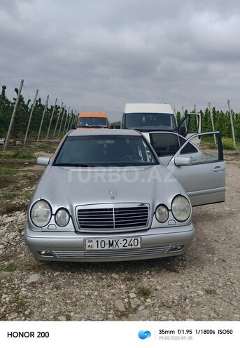 Mercedes E 240-1