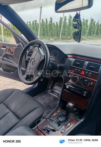 Mercedes E 240-8