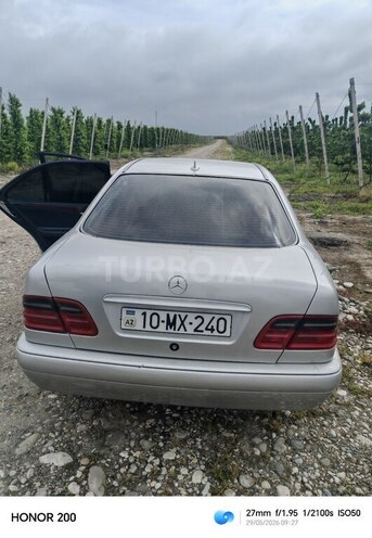 Mercedes E 240-2