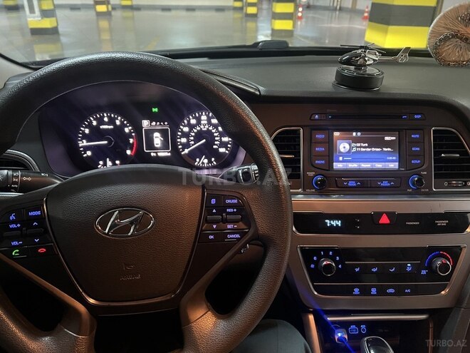 Hyundai Sonata-12