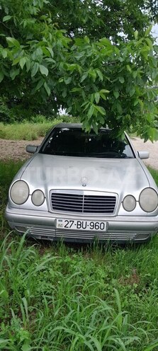 Mercedes E 240-1
