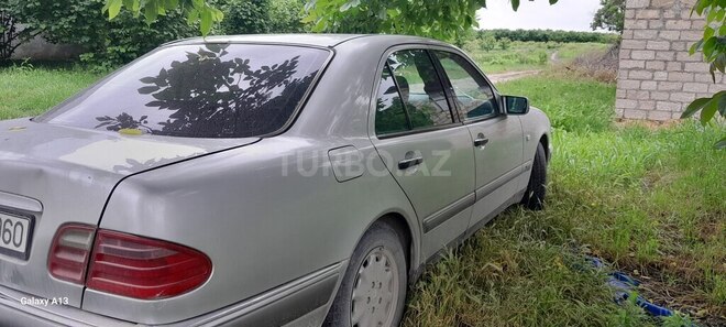 Mercedes E 240-8