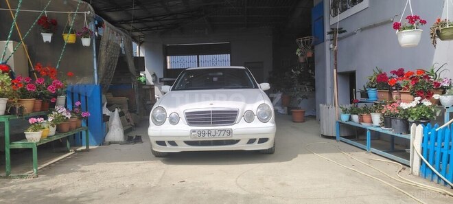 Mercedes E 220-11