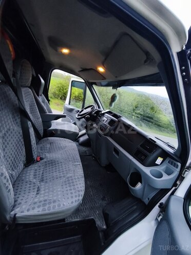 Ford Transit-11