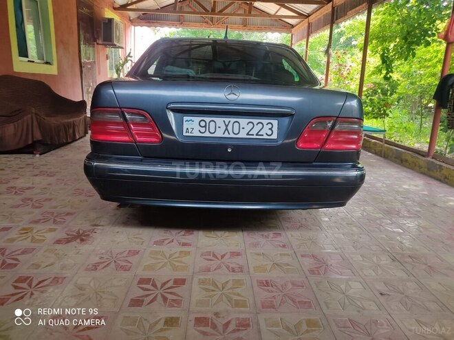 Mercedes E 240-4